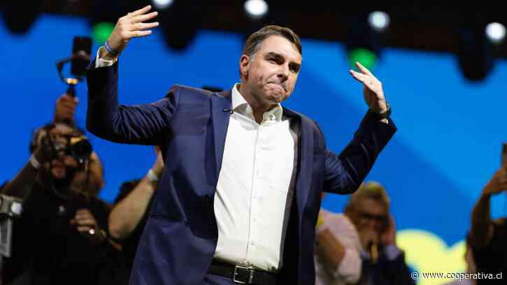 El partido de Bolsonaro proclamó a su hijo Flávio como candidato presidencial