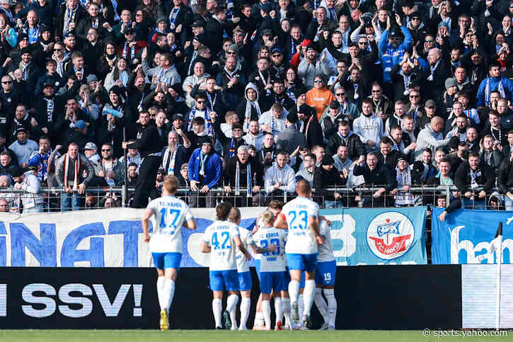 🎥 6,000 fans at friendly in England: German fans get huge cheers!