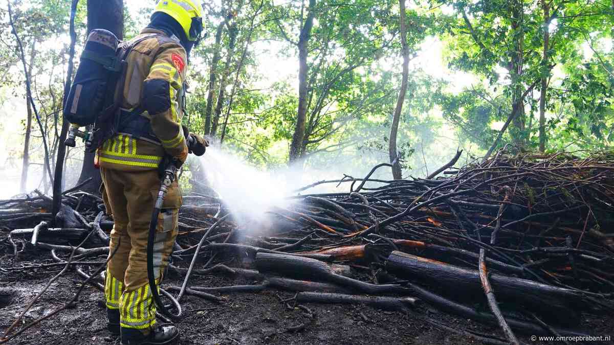 Brand in bos vlakbij huis, brandweer moet uren nablussen