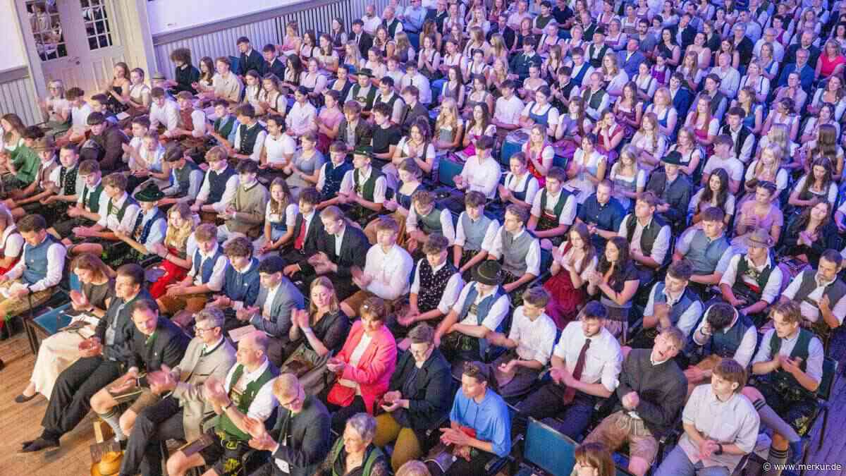 Herzliche Momente auf der Bühne: Realschule verabschiedet ihre Absolventen