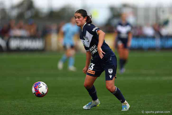 Durham sign Australian midfielder Lowe