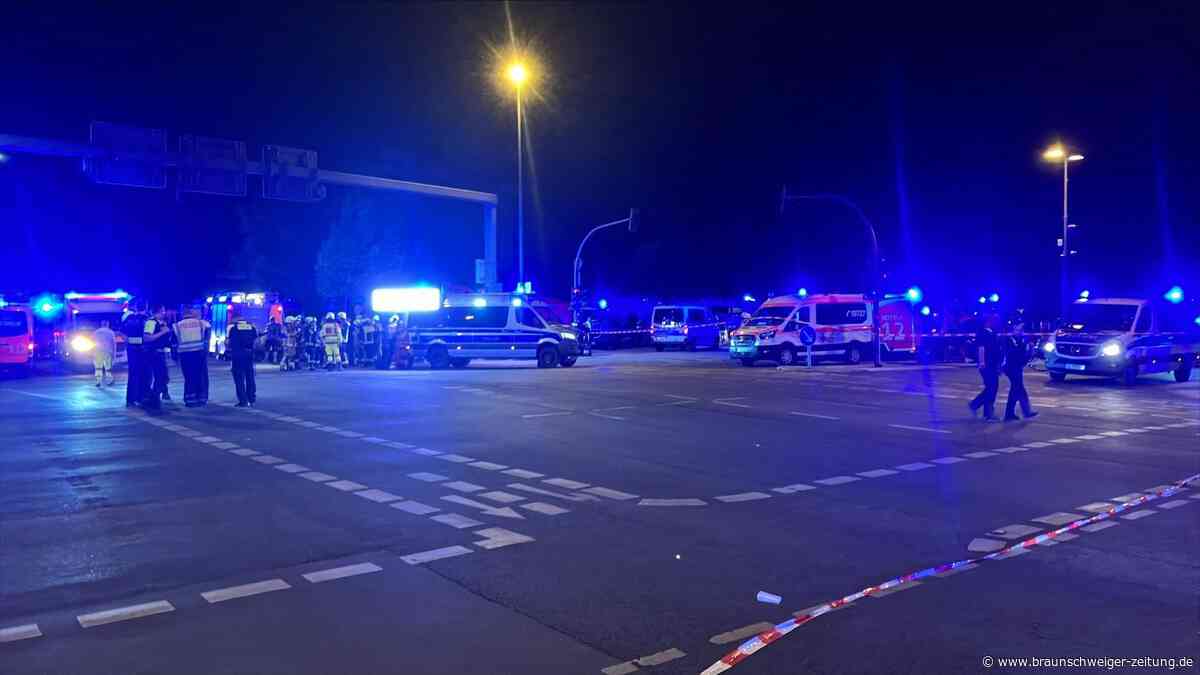 Auto rast in Menschenmenge – mutmaßlicher Fahrer flüchtig