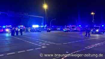 Auto rast in Menschenmenge – mutmaßlicher Fahrer flüchtig