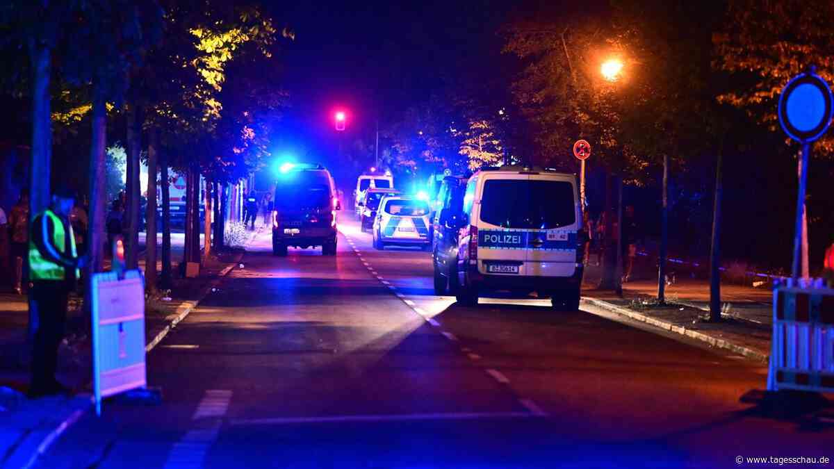 CSD in Berlin: Fahrzeug in Menschenmenge gefahren - ein Toter und Verletzte