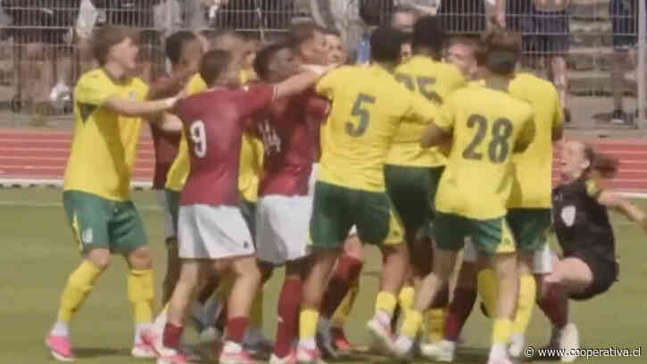 Amistoso terminó en caos: Arbitra quedó lastimada tras recibir un golpe de un jugador