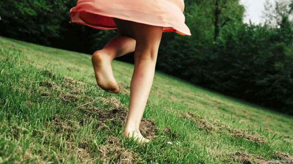 Kleine Füße sollten barfuß laufen – Orthopäden erklären, warum das gerade für Kinder so gesund ist