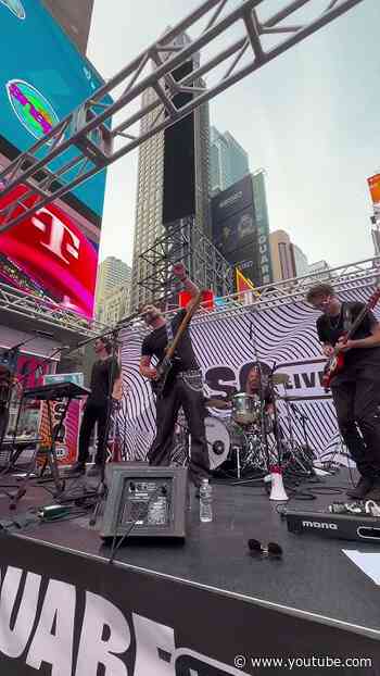 @soimpartial and @noshowsofficial ROCKED OUT with #TSQLive tonight 🎸🎶