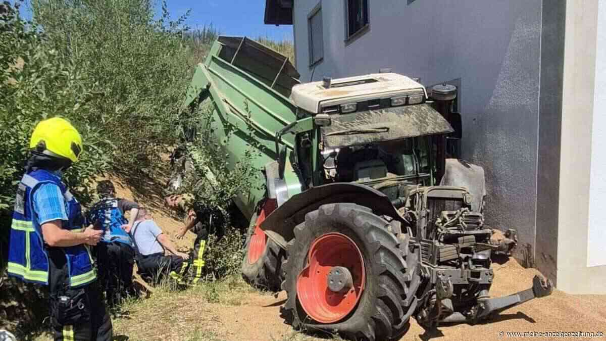Schock für Landwirt: Traktor rollt steilen Abhang hinunter und prallte gegen Haus