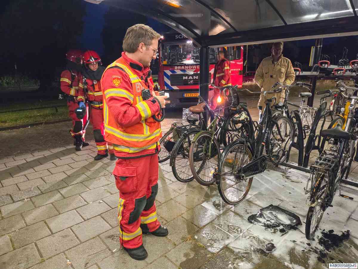 Fiets in brand bij station in Scheemda