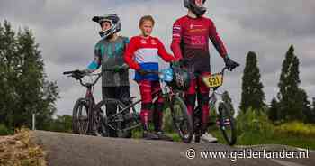 Fenna (10) vliegt soms anderhalve meter de lucht in en grijpt nu al de Nederlandse titel