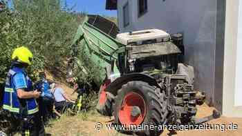 Schock für Hörgertshausener Landwirt: Traktor rollt steilen Abhang hinunter und prallte gegen Haus