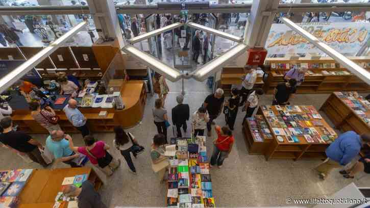 Dal dramma di Simenon al “vecchio delle cose rotte”: i libri dell’estate per viaggiare o staccare dalla quotidianità