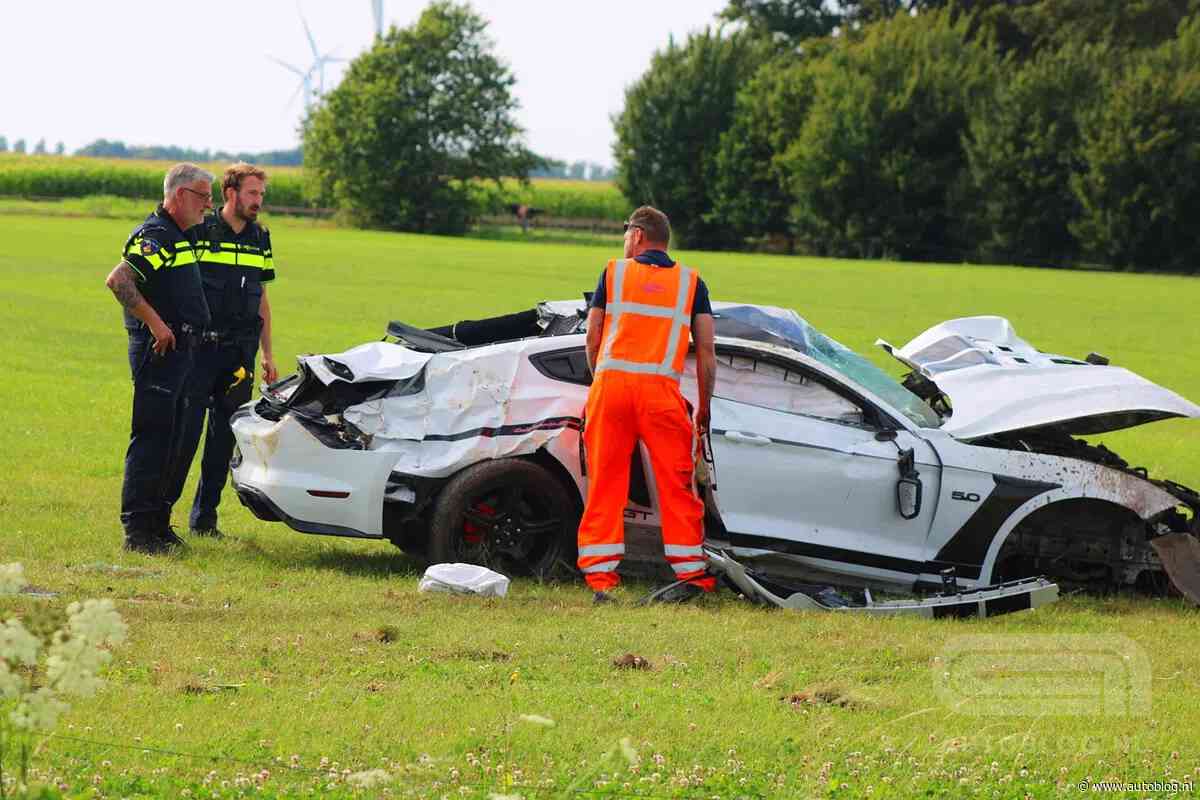 Ford Mustang crasht hard in Flevoland, eindigt in weiland