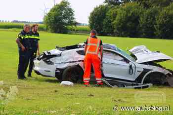 Ford Mustang crasht hard in Flevoland, eindigt in weiland