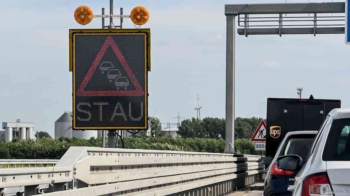Stauende auf A9 übersehen: Wohnmobil kracht in zwei Kleinbusse mit Kindern an Bord