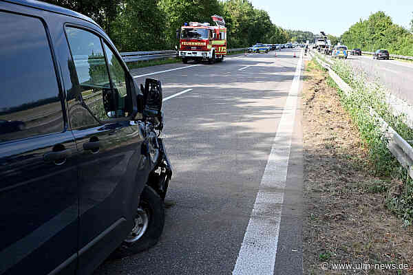 Schwerer Auffahrunfall auf der B30 bei Ulm - durch Gaffer sorgt ein weiterer Unfall für Stau-Chaos auf der B30