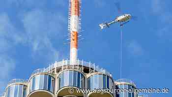 Spektakulärer Heli-Einsatz am Augsburger Hotelturm: Was derzeit dort in luftiger Höhe geschieht
