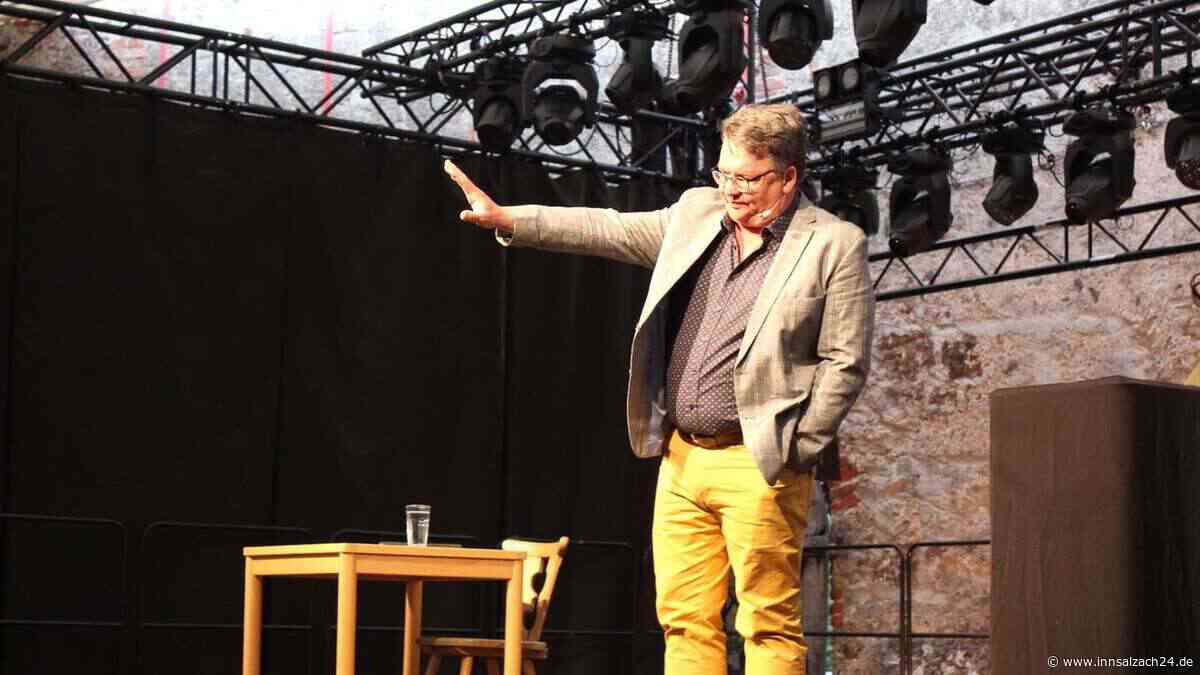 Helmut Schleich rechnet in Mühldorf am Inn mit der Politik ab