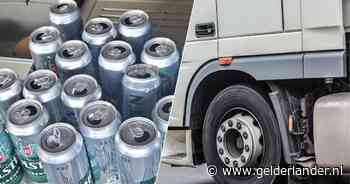 Slingerende vrachtwagen op de A15 trekt de aandacht, cabine blijkt vol te liggen met lege bierblikjes
