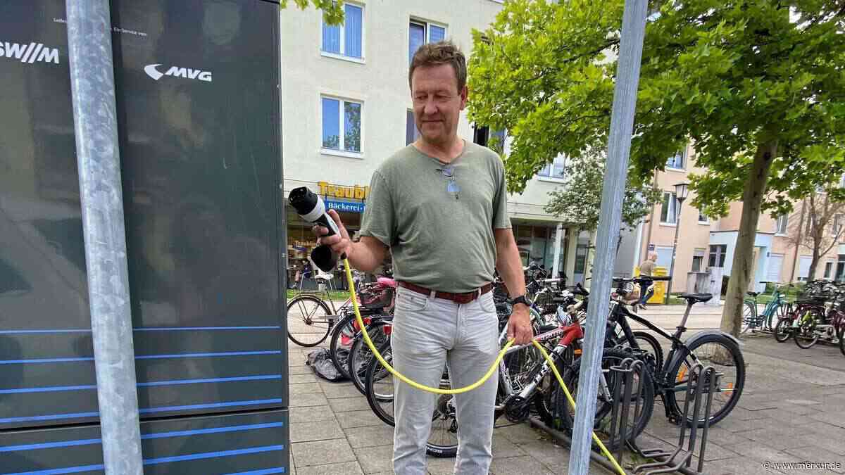 Ladesäule in Feldmoching defekt: Mann wartet 50 Minuten in Hotline