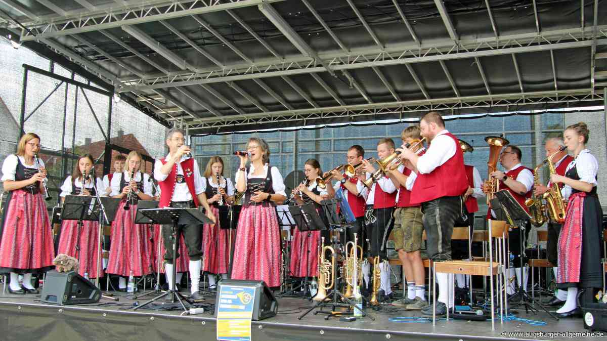 Musikkapelle Osterberg spielt in Illertissen auf und wirbt für ihr Sommernachtsfest