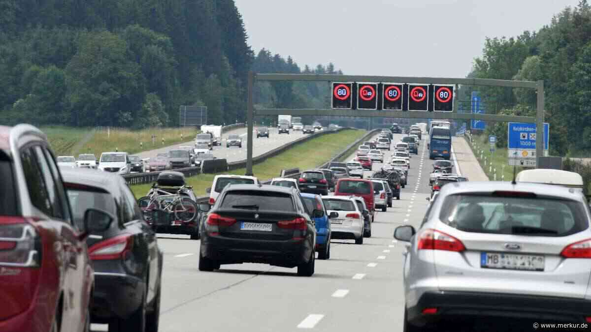 Mercedes-Fahrer (67) übersieht Sattelzug: Unfall blockiert Reiseverkehr – Zehn Kilometer langer Rückstau