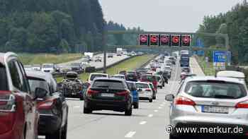 Mercedes-Fahrer (67) übersieht Sattelzug: Unfall blockiert Reiseverkehr – Zehn Kilometer langer Rückstau