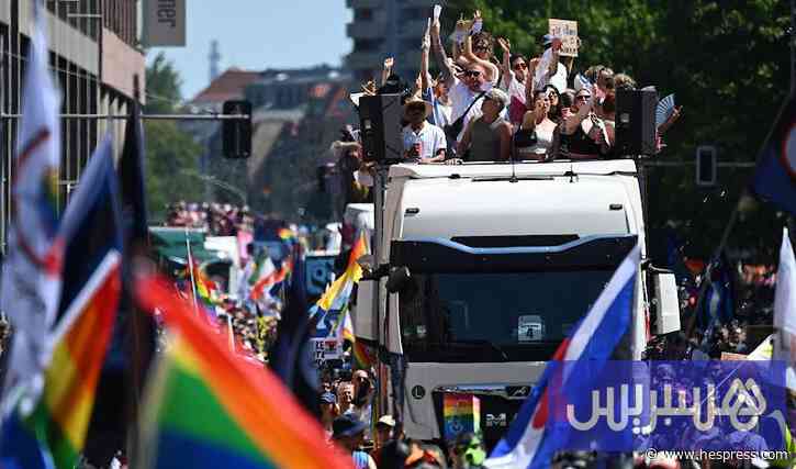 الشرطة الألمانية تطارد مشتبهًا به في هجوم على مسيرة للمثليين