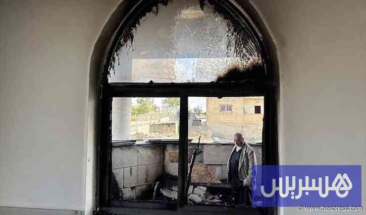 مستوطنون يحرقون مسجدين في الضفة