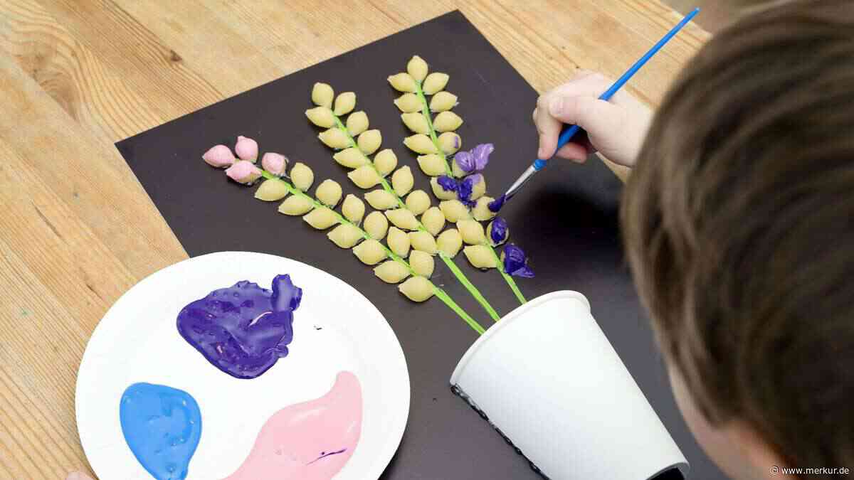Basteln mit Nudeln: Ein bunter Blumenstrauß, der ewig hält