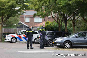 Politie onderzoekt verdachte auto, straat afgezet