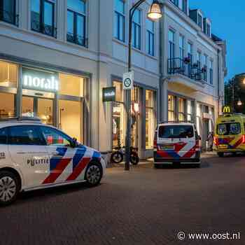 Klap bij ruzie op de Brink Deventer zo hard dat man buiten westen raakt