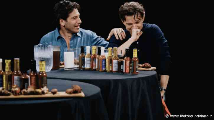 “Ma che c***o?, ma che c***o?”: Tom Holland assaggia le “ali della morte” vomita in diretta a “Hot Ones”