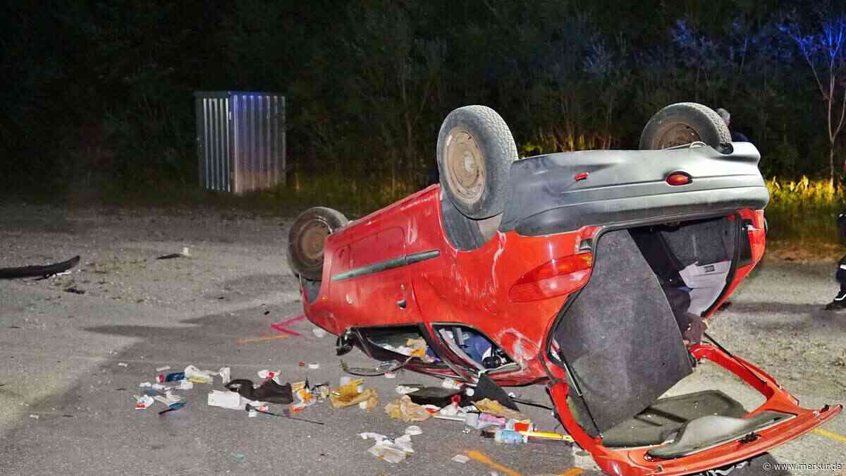 21-Jähriger verliert Kontrolle über Auto: Drei Verletzte