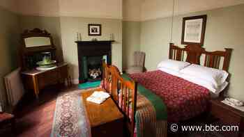 Sleeping in Dylan Thomas' house in Wales