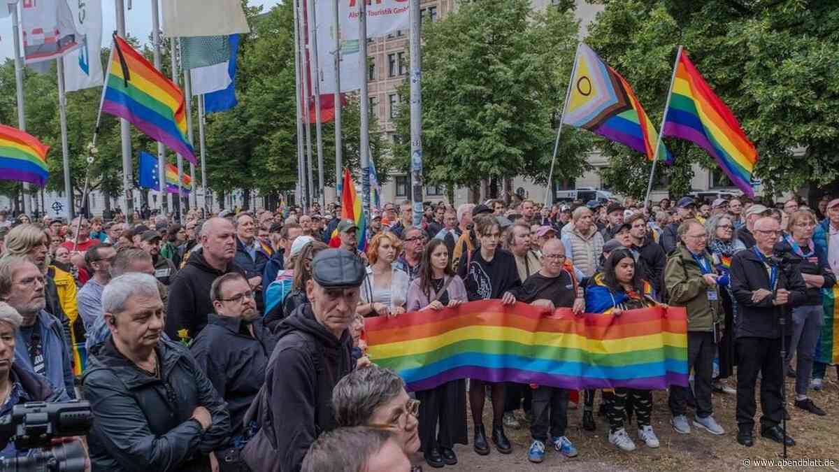 Nach Anschlag auf CSD: 800 Menschen versammeln sich bei Kundgebung in Hamburg