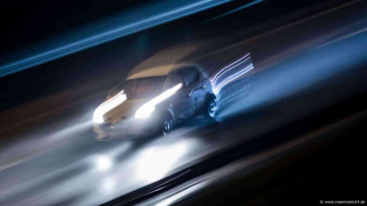 Schein hatte er seit Juni: Fahranfänger (18) brettert mit 201 Sachen über Landstraße