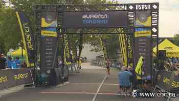 Thousands of triathletes swim, ride, run across the city at Supertri Toronto