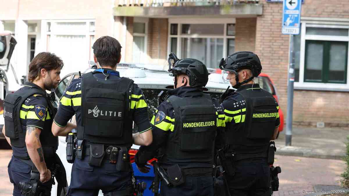 Agenten in kogelwerende vesten vallen huis binnen na mogelijke schoten