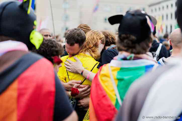 Blumen, Trauer und Rufe nach Zusammenhalt nach CSD-Anschlag