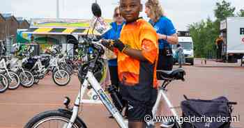 Mohamed (9) liep met een kapotte fiets door Presikhaaf, en mag nu mee op fietsvakantie