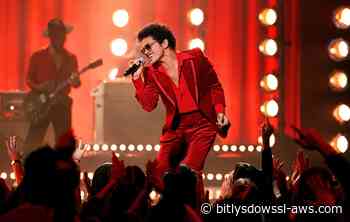 Bruno Mars sorprendió al público de Londres al personificar a Harry Potter junto a Dobby