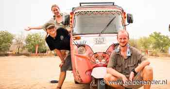 Evelyn (19) rijdt zonder rijbewijs in een tuktuk met gare remmen over gevaarlijkste wegen in Himalaya: ‘Zat trillend achter het stuur’