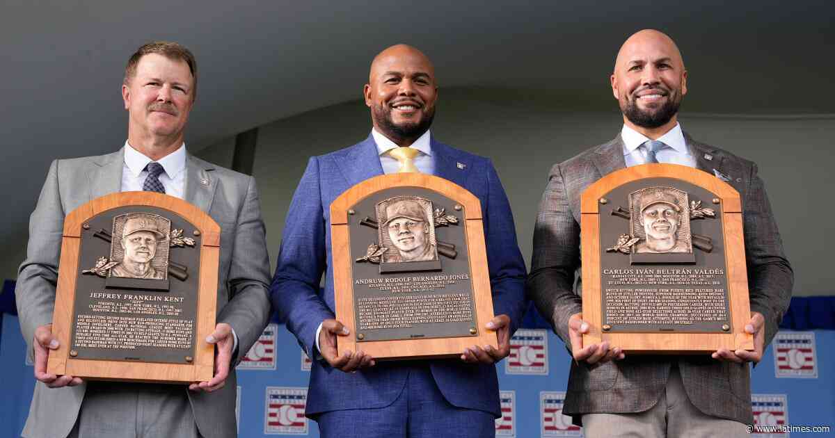Carlos Beltrán quotes Bad Bunny as he thanks parents during Hall of Fame induction