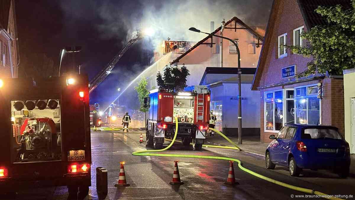 Polizei: Zwei Feuerwehrmänner bei Großbrand im Nordkreis Gifhorn verletzt
