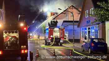 Polizei: Zwei Feuerwehrmänner bei Großbrand im Nordkreis Gifhorn verletzt