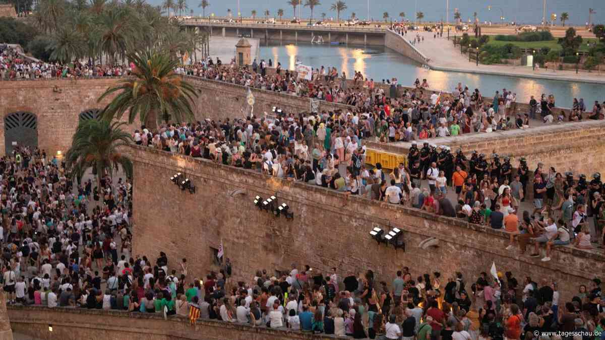 Zehntausende protestieren gegen Massentourismus auf Mallorca