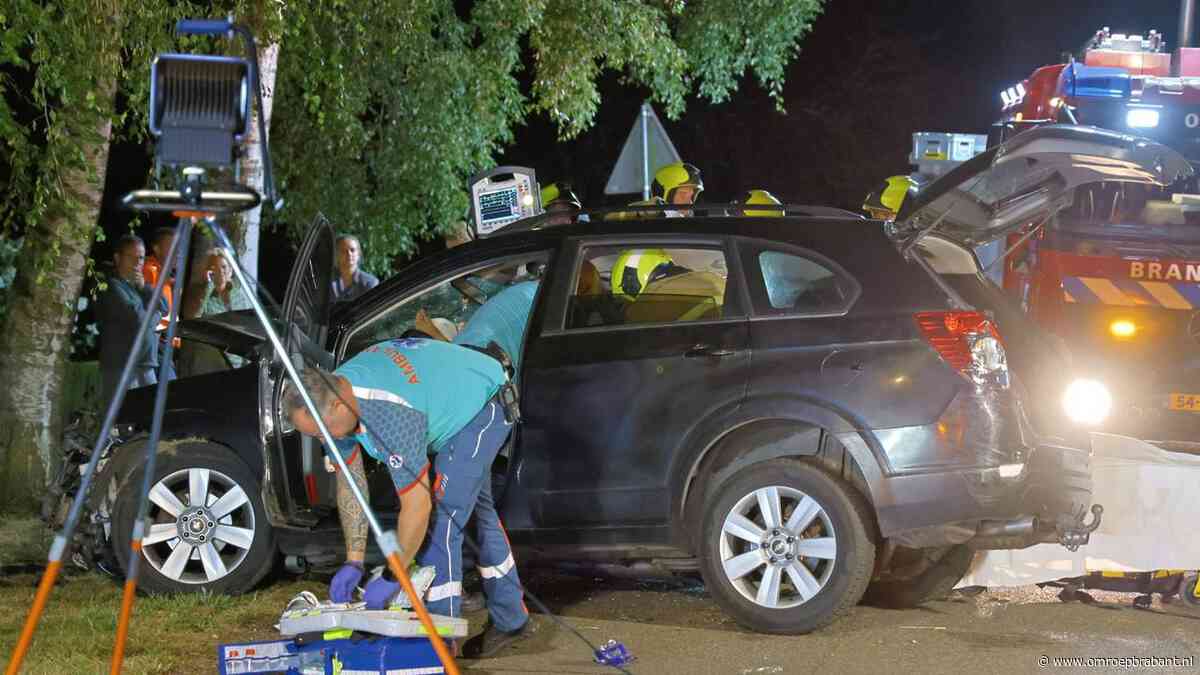 Automobilist gaat ervandoor na crash in Beugen, bijrijder uit auto geknipt