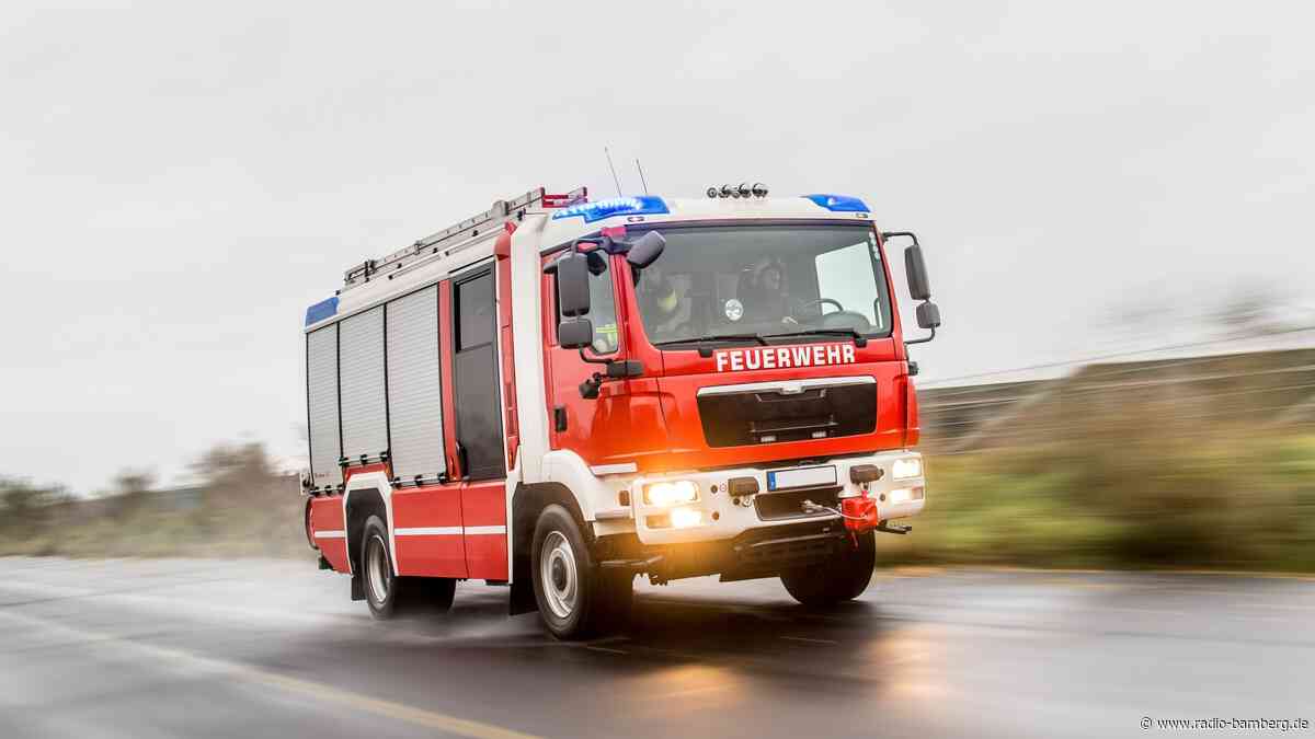 Brennende Heuballenpresse ruft Feuerwehr auf den Plan