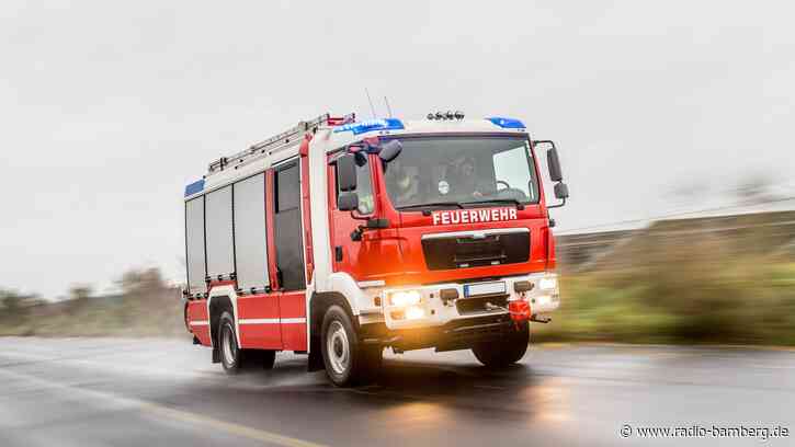 Brennende Heuballenpresse ruft Feuerwehr auf den Plan